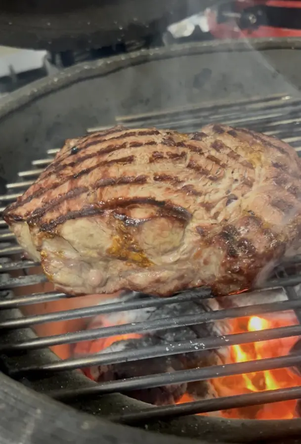 La carne sulla griglia, sopra la brace