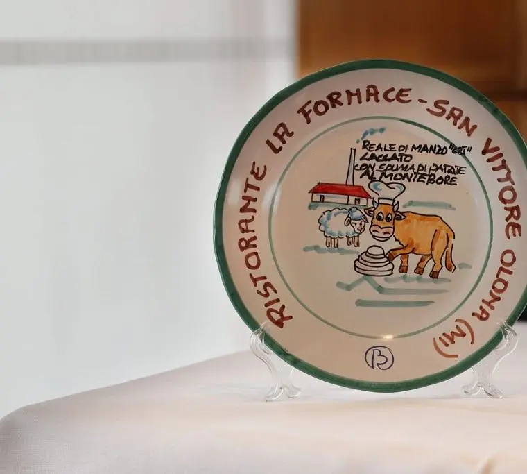 Il piatto in ceramica del Buon Ricordo della Fornace, dipinto a mano