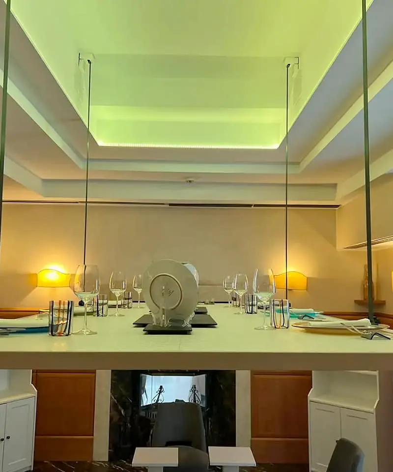 La saletta dello Chef Table, col tavolo appeso che scende dal soffitto